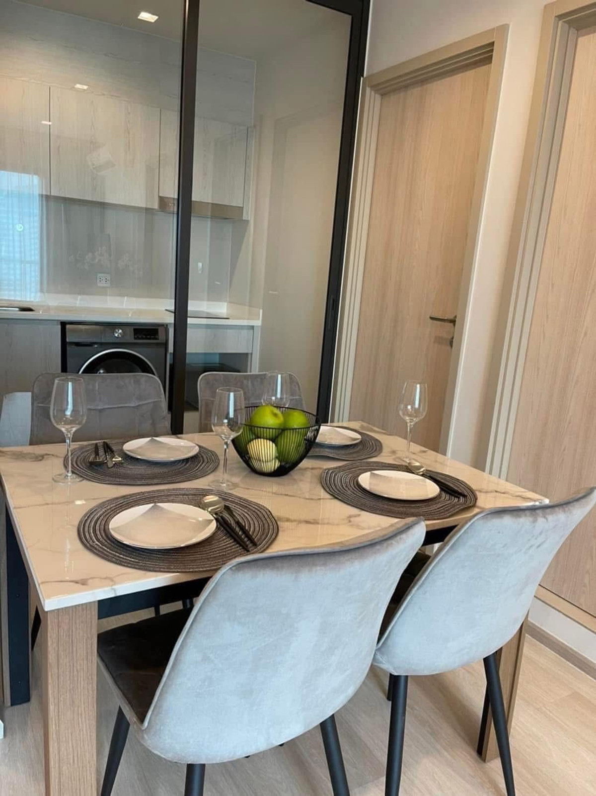 For RentCondoWitthayu, Chidlom, Langsuan, Ploenchit : ⭐️ Life One Wireless ⭐️ 2 Bed 2 Bath, luxury room, fully decorated. There is complete furniture ready to move in.