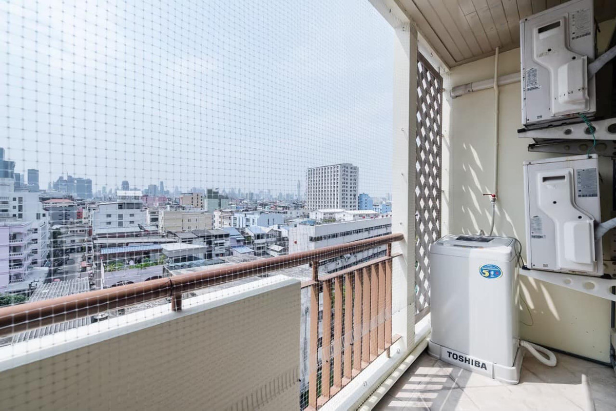 For RentCondoRatchadapisek, Huaikwang, Suttisan : For rent Baan Klang Krung Resort, prime location in Ratchada! Big room 63.5 sq m., near MRT Huai Khwang, only 17,900/month.