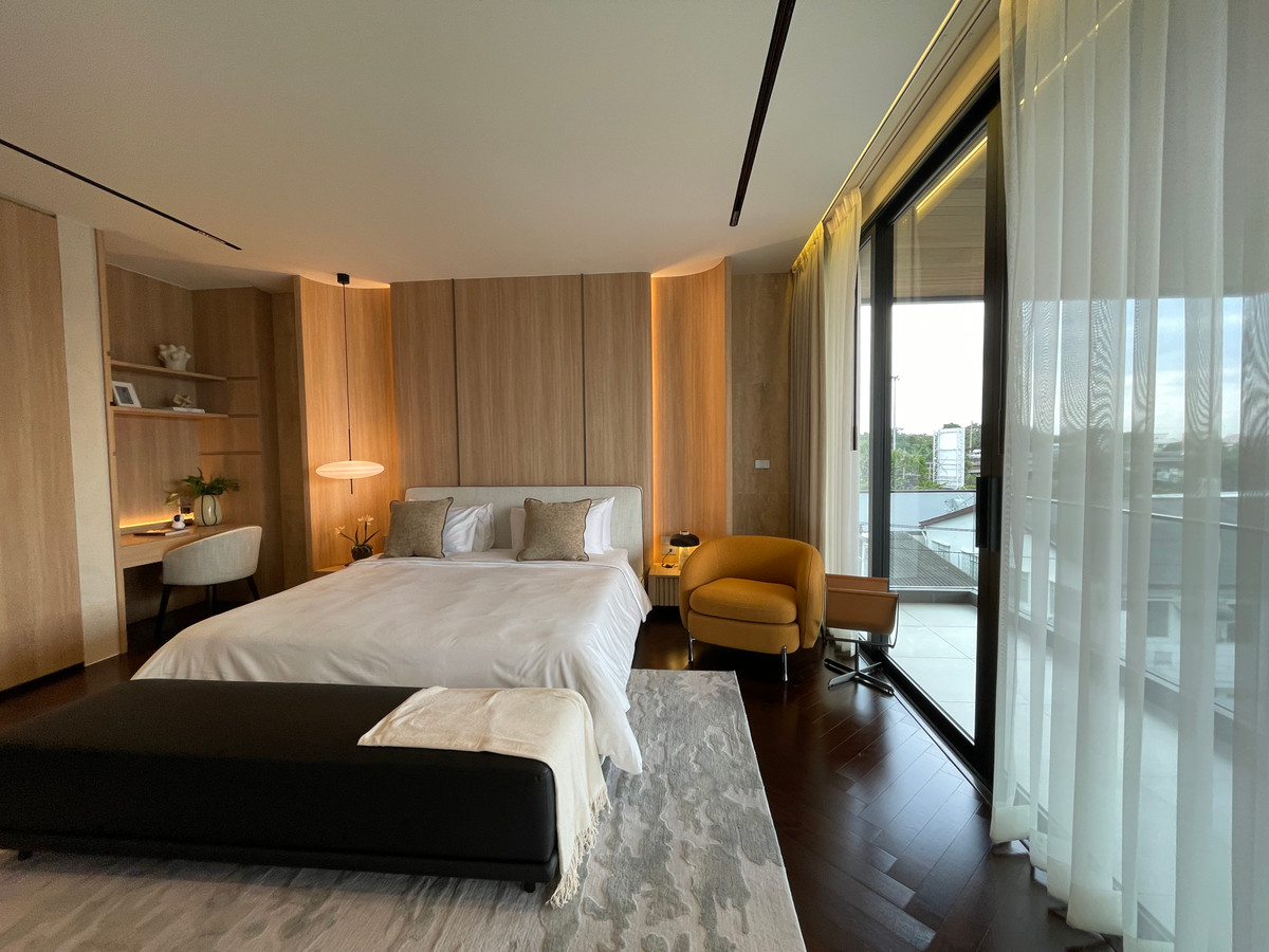 ขายบ้านเลียบทางด่วนรามอินทรา : "หนึ่งเดียวบนเลียบด่วน! Cira Residences บ้านเดี่ยว Ultra-Luxury 3.5 ชั้น พื้นที่ 845 ตร.ม. พร้อมสระว่ายน้ำส่วนตัว | ใกล้ทองหล่อ-พระราม 9 เพียงไม่กี่นาที (สังคมส่วนตัวเพียง 9 ยูนิต)"