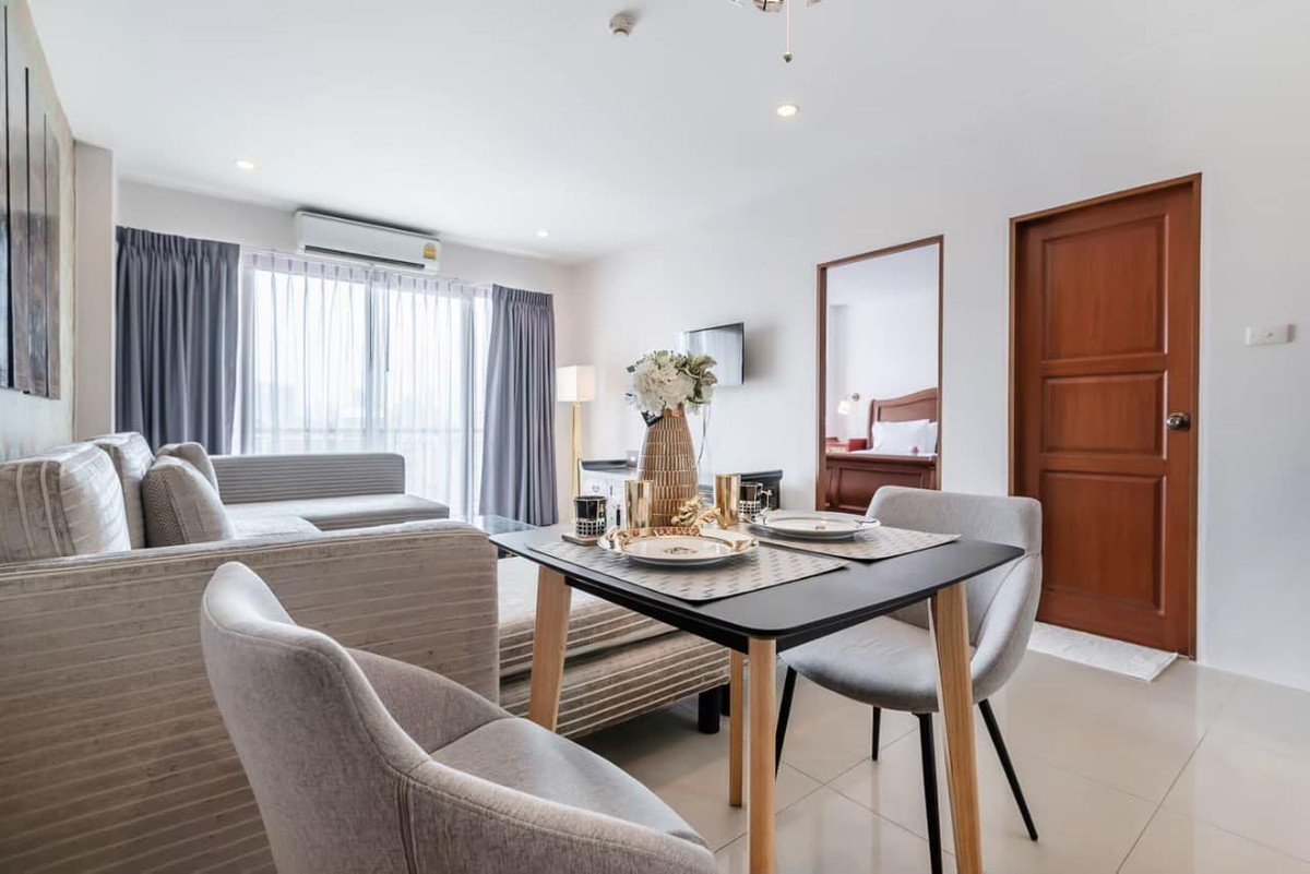 For RentCondoRatchadapisek, Huaikwang, Suttisan : For rent Baan Klang Krung Resort, prime location in Ratchada! Big room 63.5 sq m., near MRT Huai Khwang, only 17,900/month.