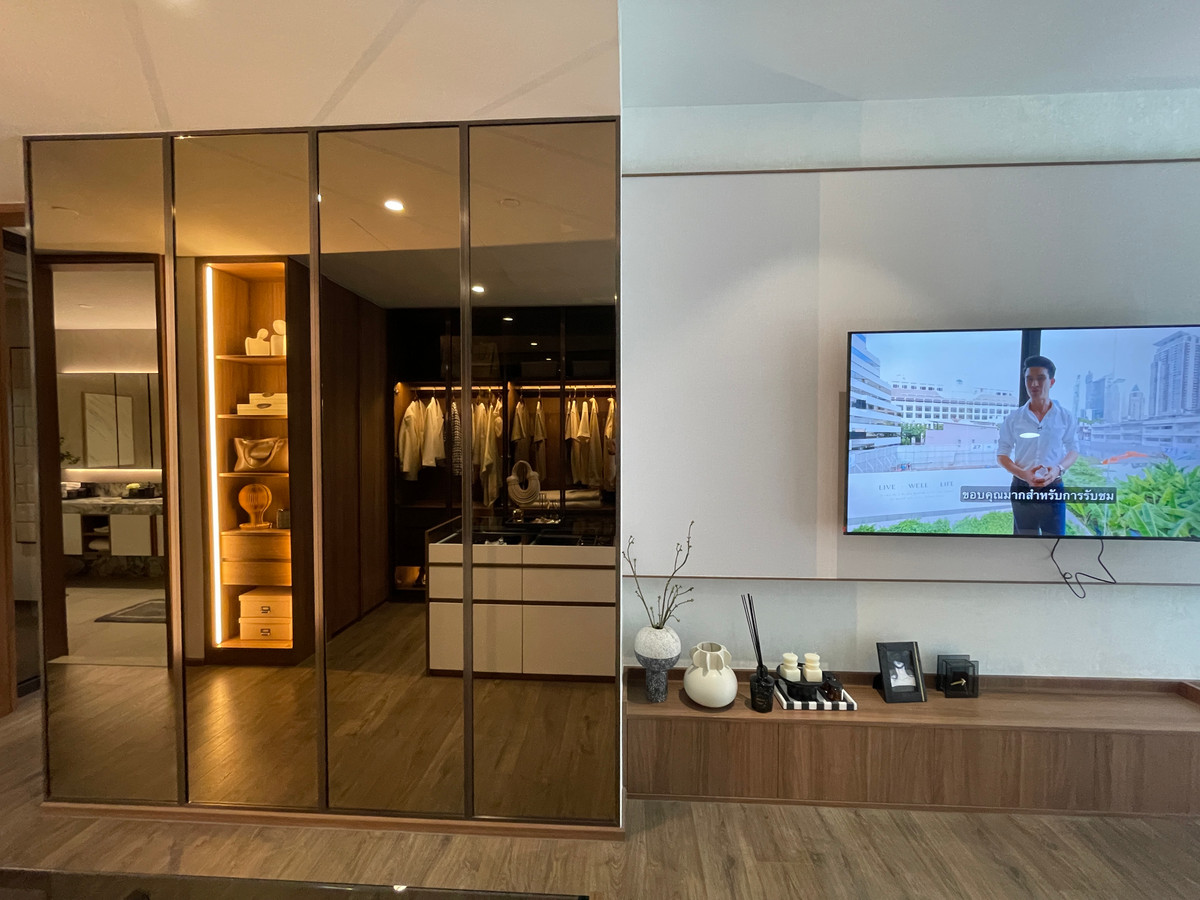 For SaleCondoSilom, Saladaeng, Bangrak : Rare unit for sale 🌳 THE ULTIMATE PARK VIEW | Rare Unit @ROMM CONVENT 🌳2 bedrooms, 2 bathrooms, usable area size 118.15 square meters on the 26th floor that offers a view of the lush Park View in the heart of Bangkok. On the highest potential location, Co