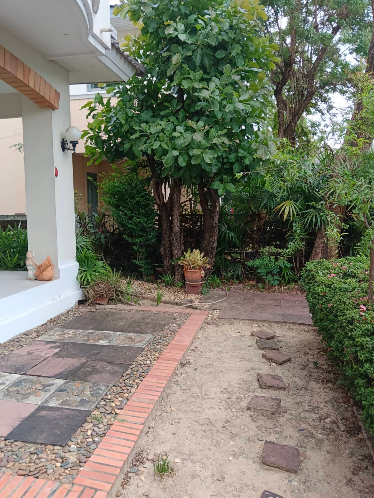 ขายบ้านราษฎร์บูรณะ สุขสวัสดิ์ : ใกล้ทางด่วนเพียง 1 กม.! มัณฑนา ธนบุรีรมย์ ทำเลดีมีทางเข้า-ออก 2 ทาง เดินทางเข้าเมืองสะดวก เพียง 15 นาที ก็ถึงพระราม3