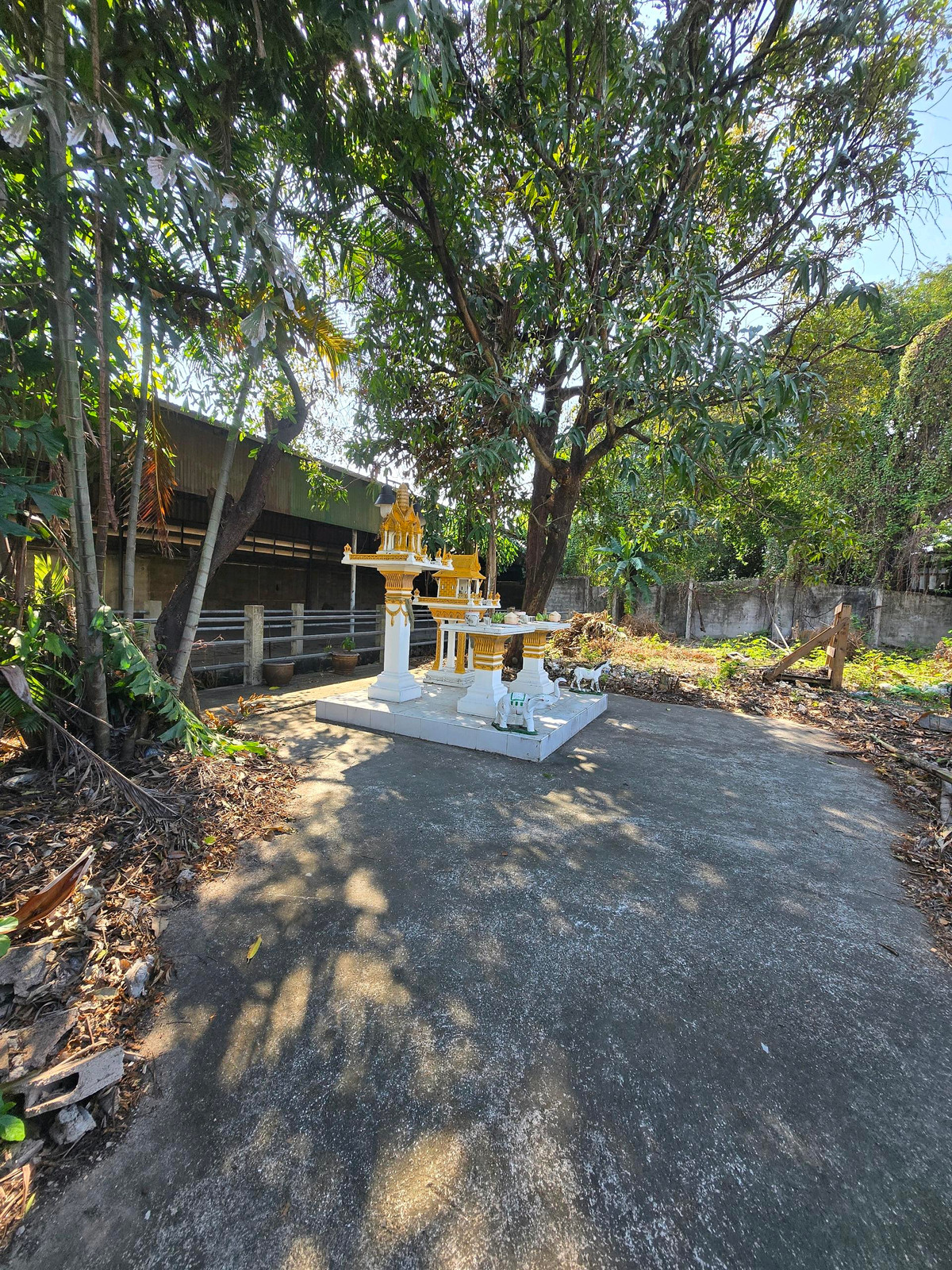 ขายที่ดินปิ่นเกล้า จรัญสนิทวงศ์ : ที่ดินแปลงสวย “ใจกลางเมือง” 
จรัญสนิทวงศ์ ซอย 3 ใกล้ MRT ท่าพระ เดินทางสะดวกสุดๆ