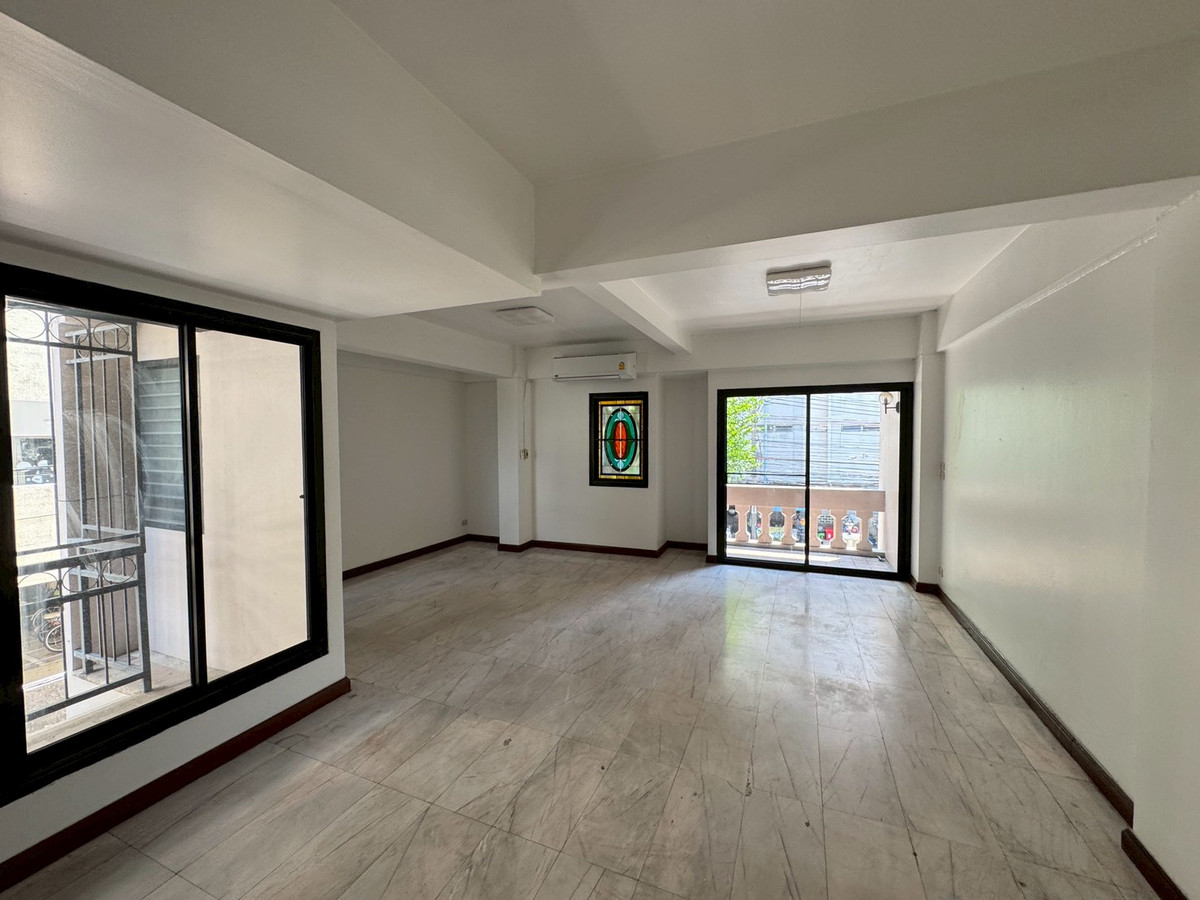 ให้เช่าทาวน์โฮมนานา : ทาวเฮ้าท์รีโนเวทใหม่ เหมาะทำธุรกิจ ใกล้ BTS นานา ** NO CO-AGNT ** 