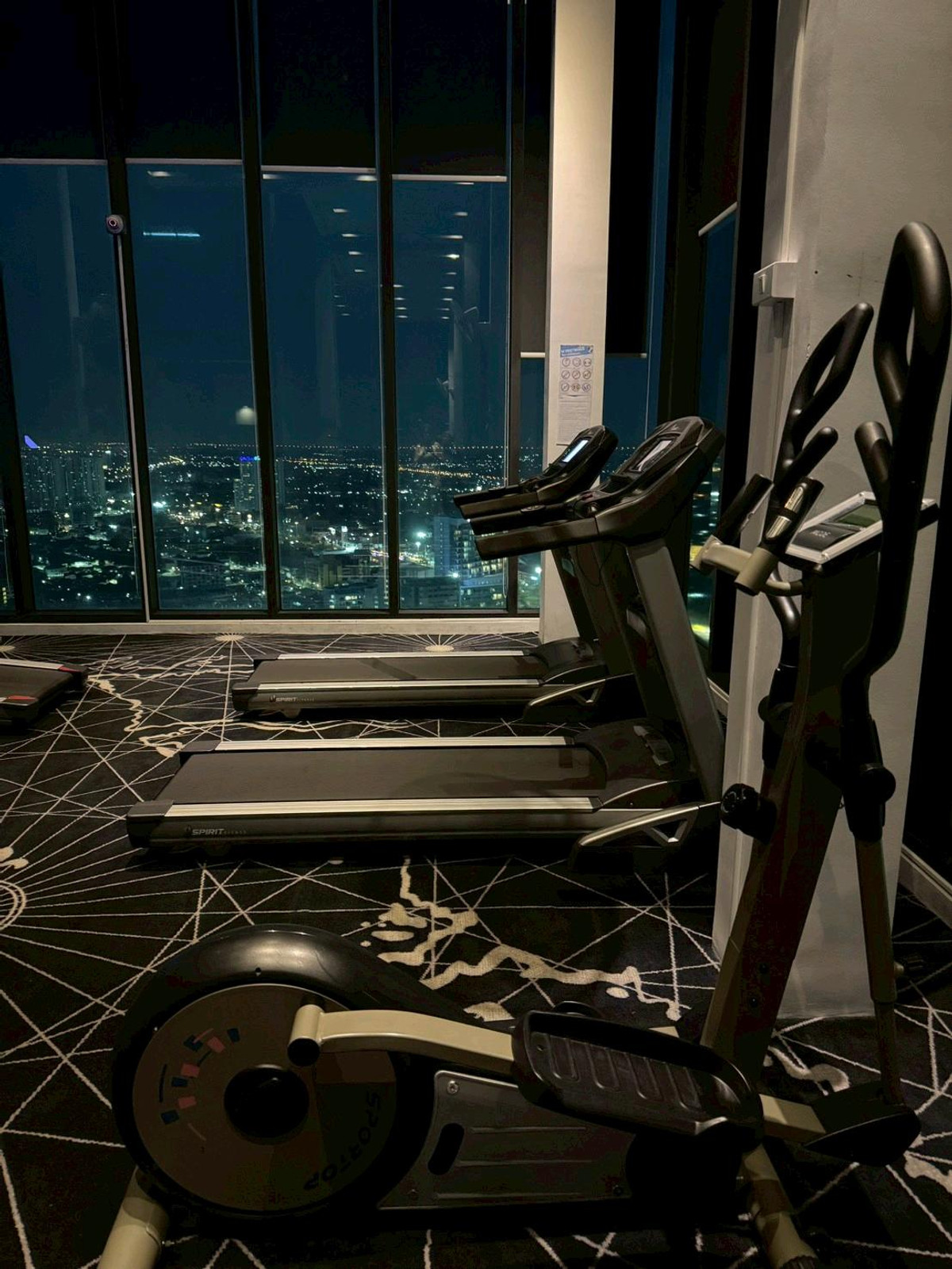 ให้เช่าคอนโดพัทยา บางแสน ชลบุรี สัตหีบ : Posh Pattaya​ ห้องมุม วิวทะเล+city