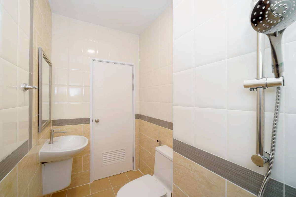 ขายทาวน์โฮมลาดกระบัง สุวรรณภูมิ : 🏡 NEW LISTING | เตรียมรีโนเวท ✨ทิศตะวันออก หลังริม วิวสวน + ไม่ชนใครทั้งหน้า–หลัง! “ซอยต้น + โล่งจริง + เป็นส่วนตัวสุดในโครงการ” ✨