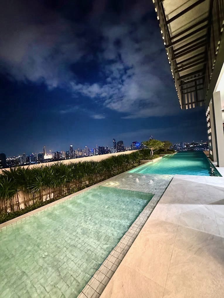 ให้เช่าคอนโดวงเวียนใหญ่ เจริญนคร : 🏙 Duplex เพดานสูง 4.4 ม. | ชั้น 17 วิวดี | พร้อมเข้าอยู่

🌊 ณ รีวา เจริญนคร (Na Reva Charoennakhon)
คอนโดดีไซน์โปร่ง โล่ง แยกสัดส่วนชัดเจน อยู่สบาย บรรยากาศเงียบสงบ