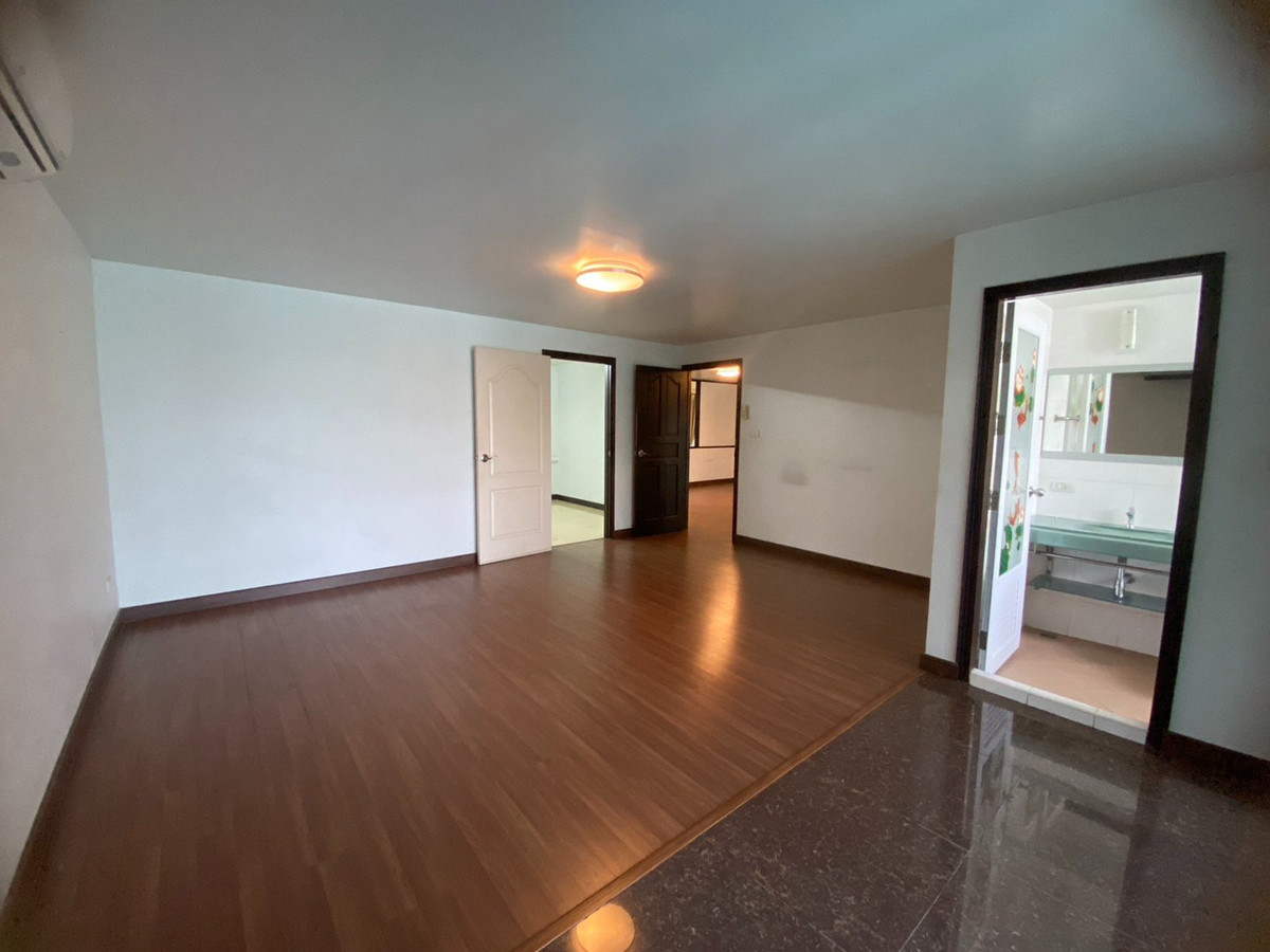 For RentOfficeVipawadee, Don Mueang, Lak Si : 🏬 Luxury Office Building for Rent 📐️Usable area 728 sqm. ✈️Close to Don Mueang International Airport 