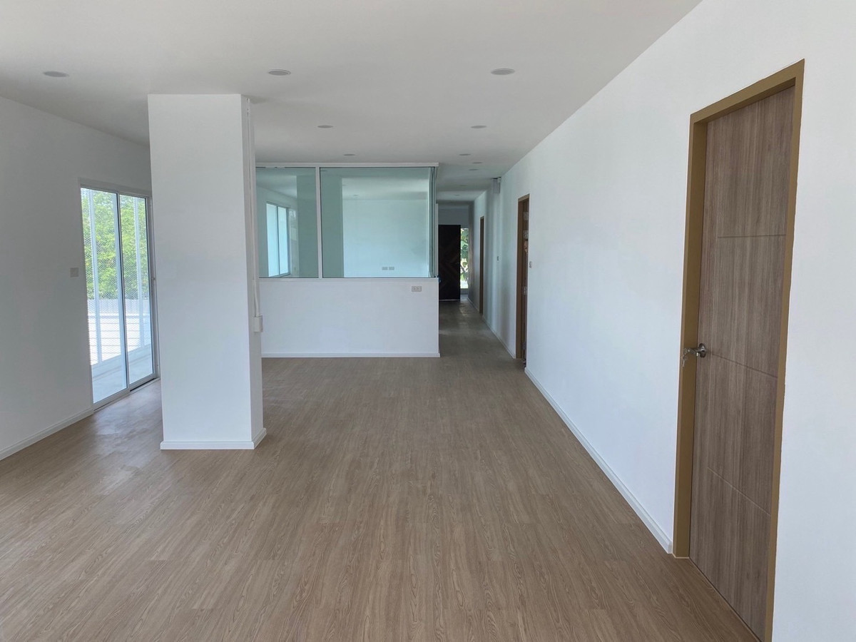 For RentOfficeChaengwatana, Muangthong : 5-Storey Office Building with Lift on Ngamwongwan Road near Expressway, Ideal for Headquarters (HQ)