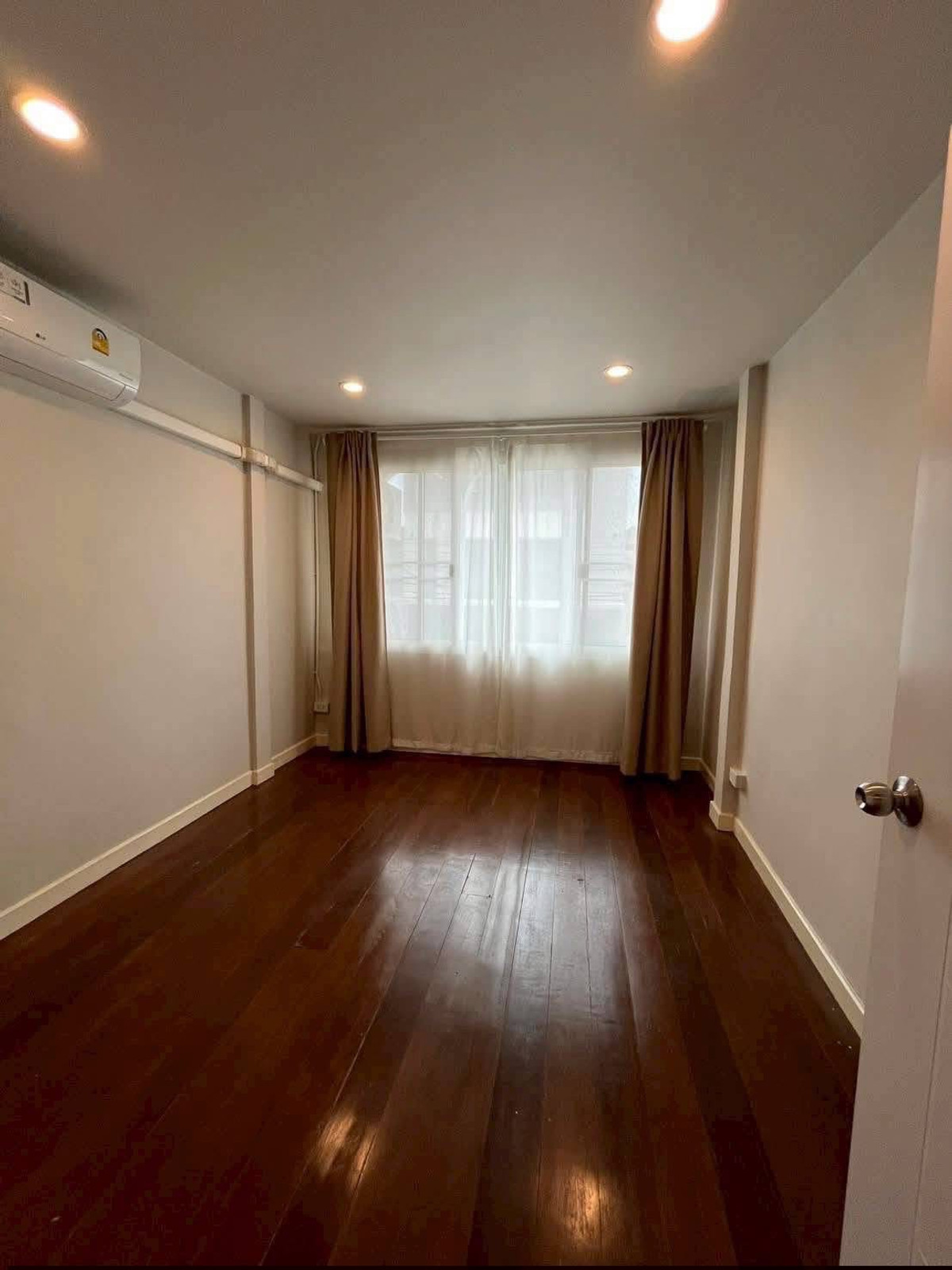 For RentTownhomePattanakan, Srinakarin : Townhome for rent, Phatthanakan 23, suitable for living. Small home office near APL Ramkhamhaeng (N.2043)