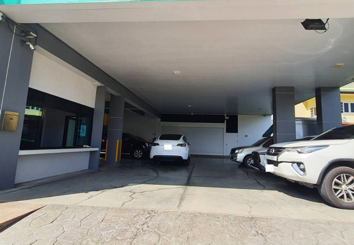 For SaleHome OfficeChaengwatana, Muangthong : Office building for sale, Soi Tiwanon-Pak Kret 22, on an area of ​​96.6 sq m, 3 floors, usable area 1,160 sq m, price negotiable.