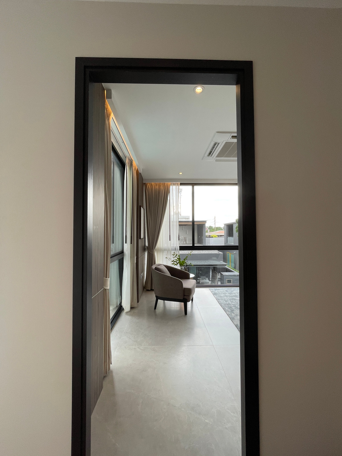 ขายบ้านเลียบทางด่วนรามอินทรา : "หนึ่งเดียวบนเลียบด่วน! Cira Residences บ้านเดี่ยว Ultra-Luxury 3.5 ชั้น พื้นที่ 845 ตร.ม. พร้อมสระว่ายน้ำส่วนตัว | ใกล้ทองหล่อ-พระราม 9 เพียงไม่กี่นาที (สังคมส่วนตัวเพียง 9 ยูนิต)"