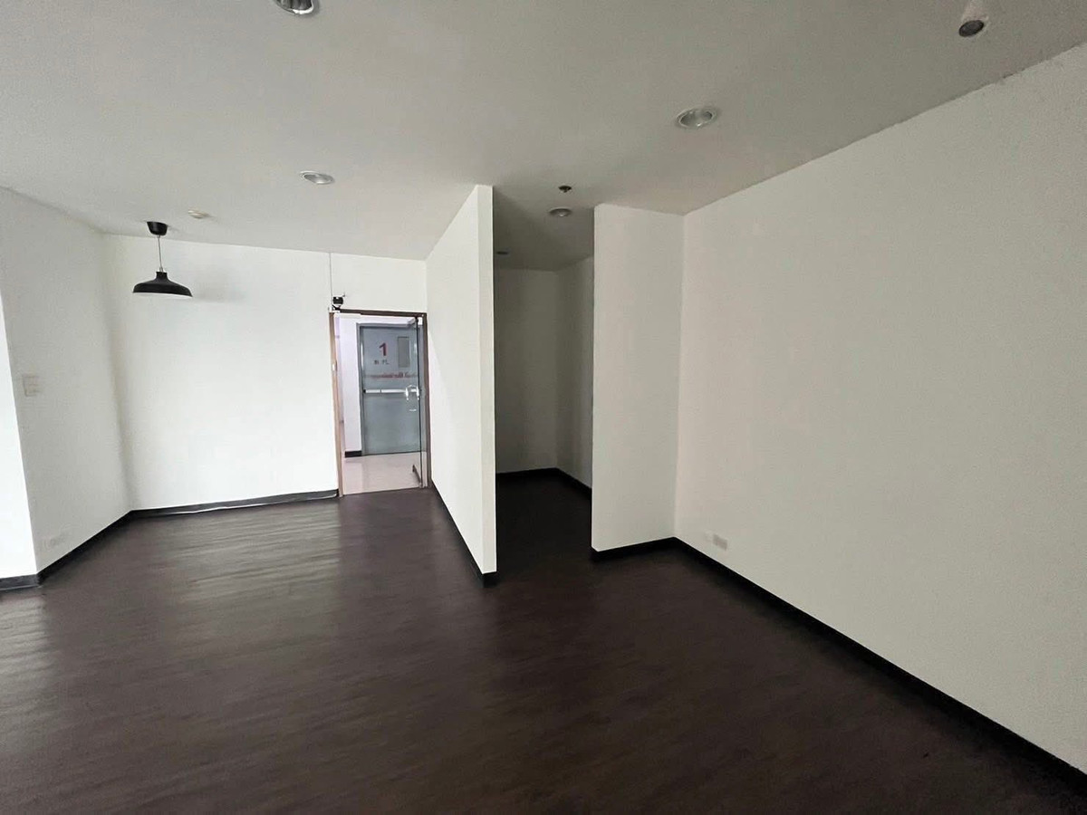 ให้เช่าสำนักงานสุขุมวิท อโศก ทองหล่อ : ให้เช่า  Office แถว Sukhumvit  ใกล้ BTS Ekamai พร้อมว่างให้เช่าเริ่ม1 เม.ย. 2569 