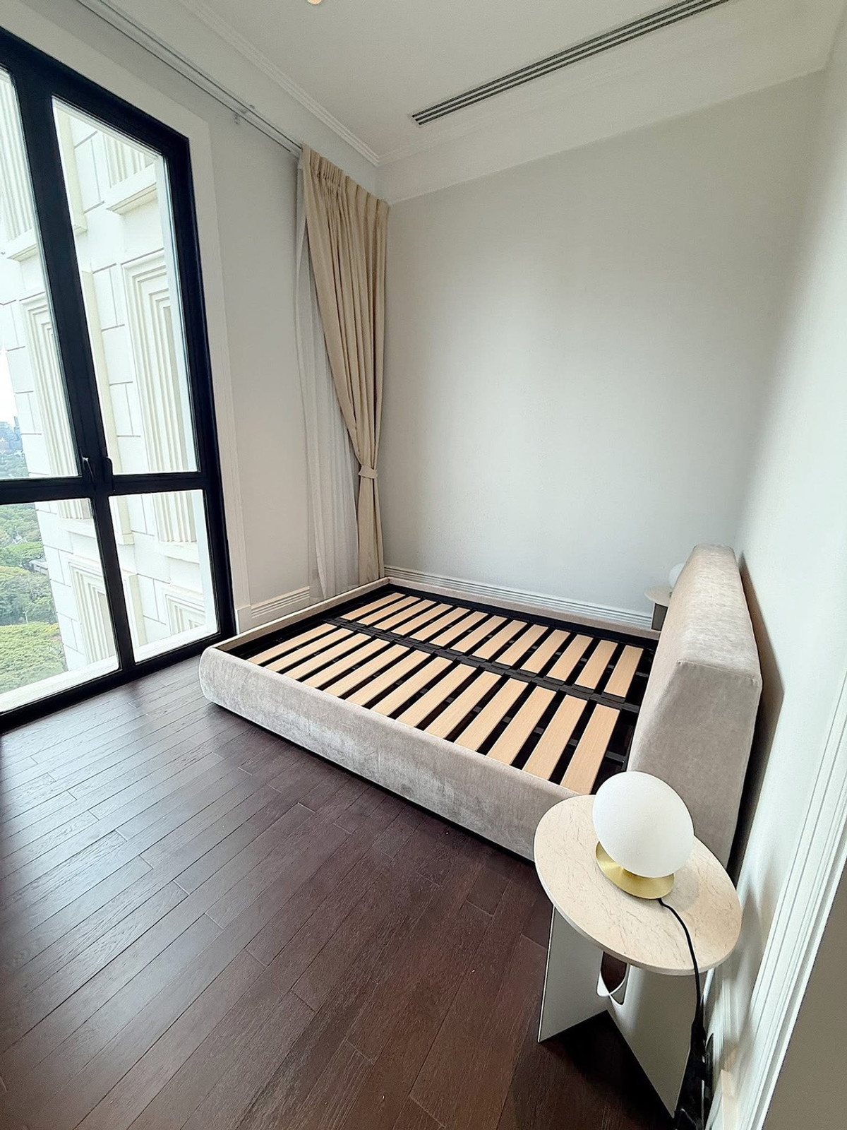 For RentCondoWitthayu, Chidlom, Langsuan, Ploenchit : ⭐️ 98 wireless ⭐️ 2 bedrooms, 3 bathrooms, 120 sq m. Beautiful room, well decorated. Ready to move in
