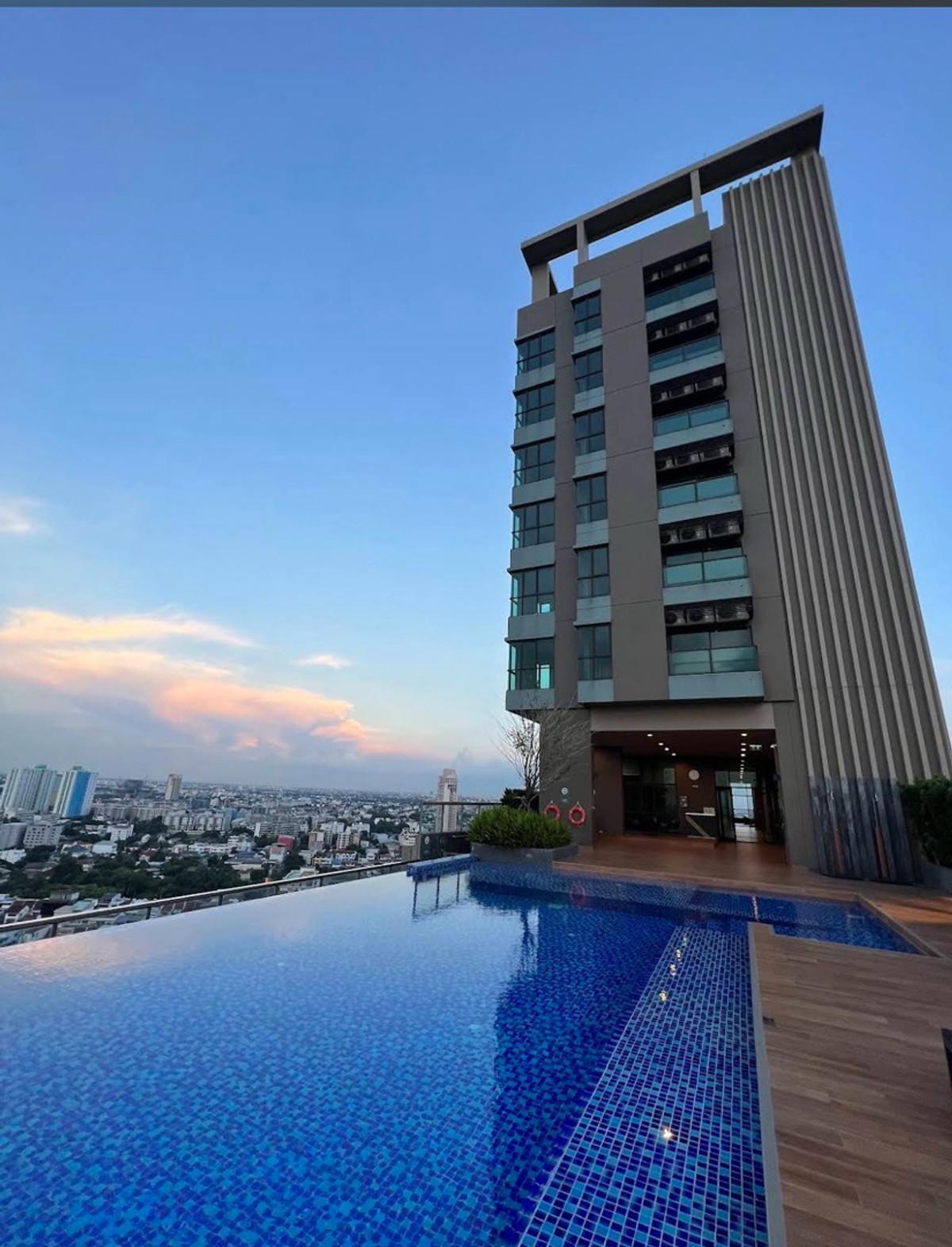 ให้เช่าคอนโด : Near BTS Ratchayothin Perfect for Students and Young professionals