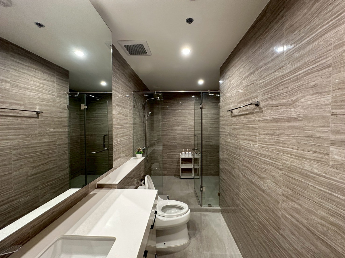 For RentSathorn, Narathiwat : Spacious 2-Bedroom, large room in Sathorn area. In the heart of Bangkoks business district / Unit 125 Sq.m. Near BTS St.Louis, convenient travel, close to the BTS and surrounded by office buildings, restaurants, hospitals and complete amenities.