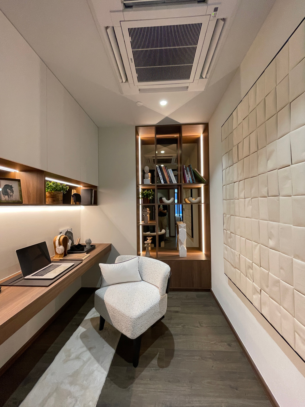 For SaleCondoSilom, Saladaeng, Bangrak : Rare unit for sale 🌳 THE ULTIMATE PARK VIEW | Rare Unit @ROMM CONVENT 🌳2 bedrooms, 2 bathrooms, usable area size 118.15 square meters on the 26th floor that offers a view of the lush Park View in the heart of Bangkok. On the highest potential location, Co