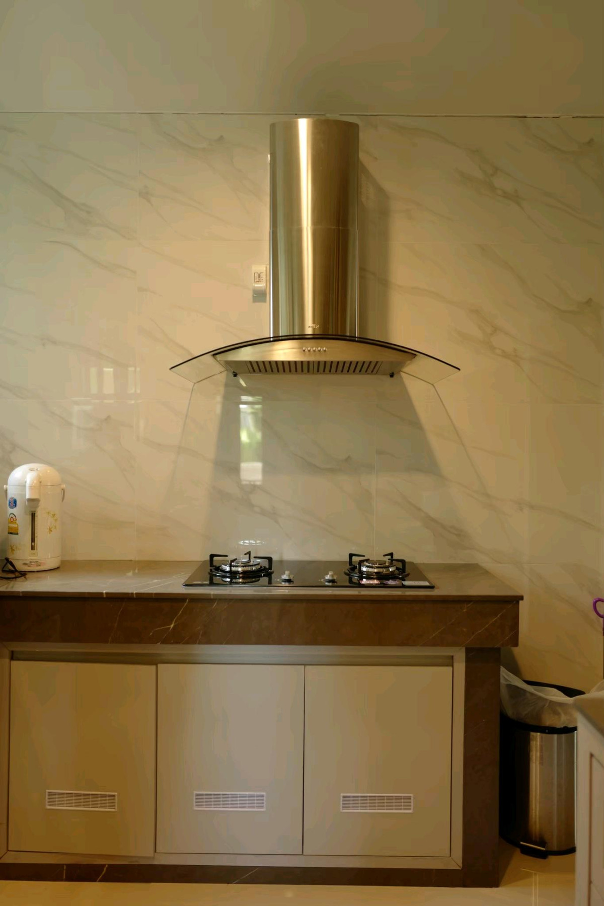 ขายบ้านปทุมธานี รังสิต ธรรมศาสตร์ : ขาย หมู่บ้าน ลัดดารมย์ ติวานนท์

บิ้วอินทุกห้อง 
แบบบ้าน Vermont ที่ดิน 60.4 ตร.วา 
พื้นที่ใช้สอย 188 ตร.ม. 
🏡4 ห้องนอน 3 ห้องน้ำ 
🚗🚗🚗3 ที่จอดรถ 

🗯ชั้น 2 จริงๆ  3 ห้องนอน แต่ทุบ 2 ห้อง รวมเป็น master bed 1 ห้อง/ กับห้องเด็กอีก 1 ห้อง  ห้องน้ำ 2  

