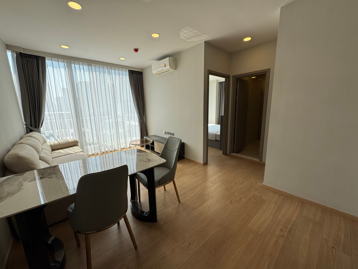 ให้เช่าคอนโดสุขุมวิท อโศก ทองหล่อ : Sunlit 2-bedroom high-floor panoramic views and floor-to-ceiling windows in the heart of Thonglor. Sleek urban private living! 