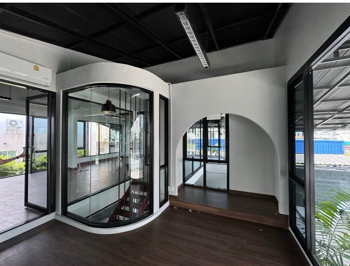 For RentHome OfficeRatchadapisek, Huaikwang, Suttisan : 💙Building Ratchada-Sutthisan-Huai Khwang 520 square meters for rent, furnished. 2-story building, land area 100 square meters, parking for 12 cars🚗
