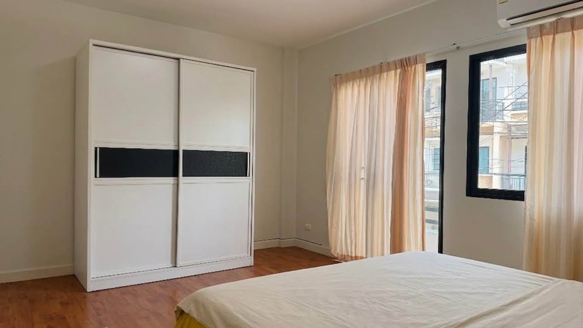 For RentTownhomePattanakan, Srinakarin : RH034426 For rent, 3-story townhome at Time Home Rama 9-Hua Mak, Rama 9 Road, Soi 57, near MRT and Airport Link.