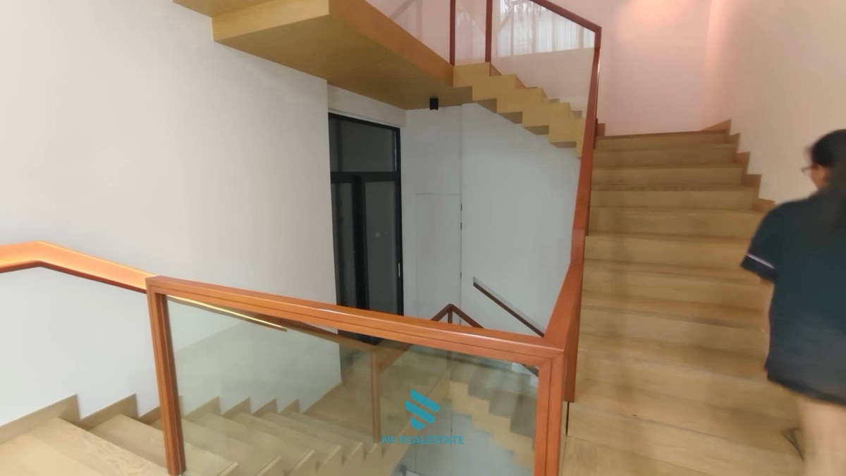 ขายบ้านเลียบทางด่วนรามอินทรา : (ขาดทุน10ล้าน) The glamor บ้าน+สระว่ายน้ำแต่งสวยเฟอร์ครบ พร้อมอยู่ ห่างเอกมัย 10 นาที 