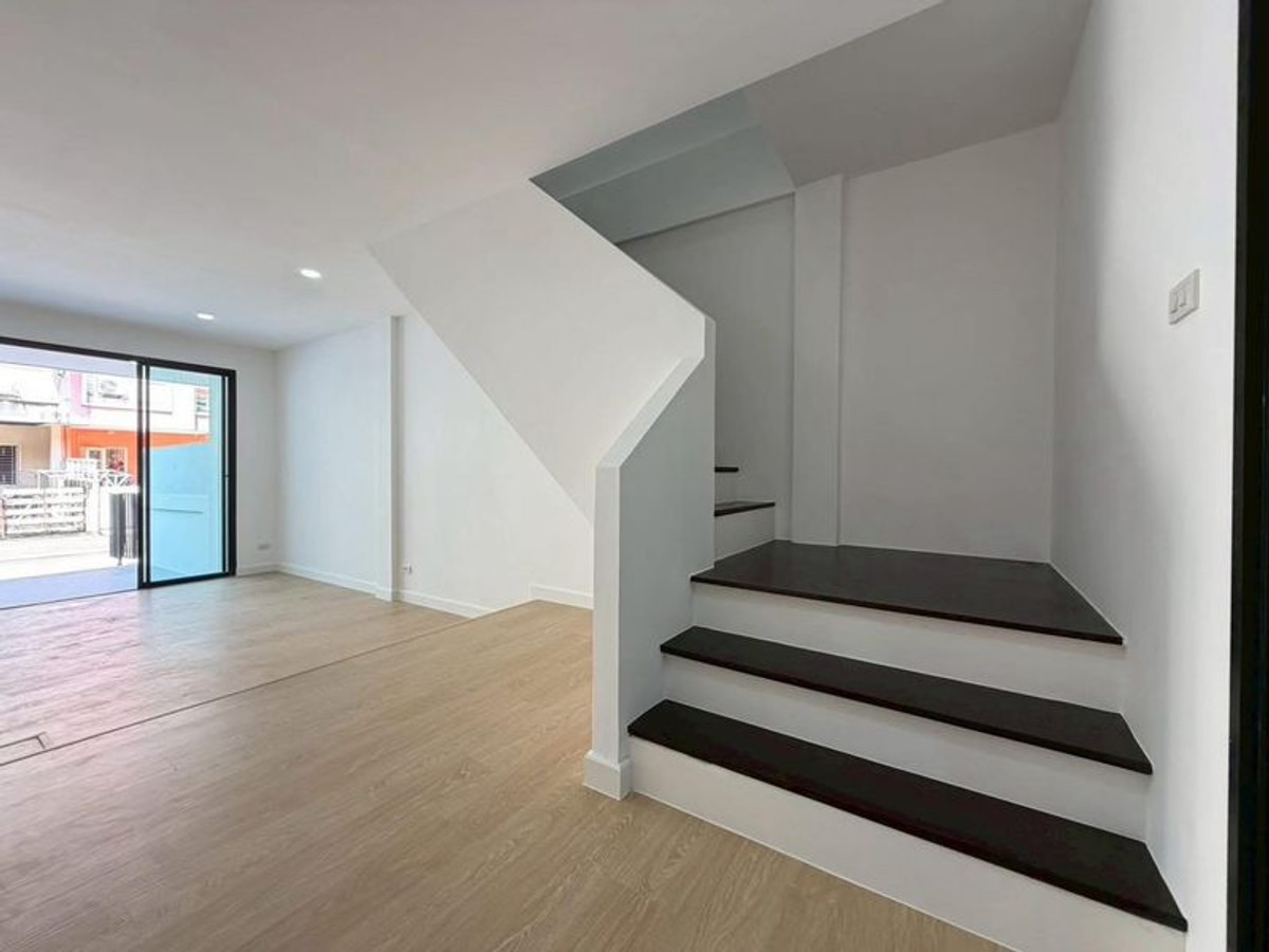 ขายทาวน์โฮมเกษตรศาสตร์ รัชโยธิน : ขายทาวน์โฮม 2 ชั้น โครงการเฟิสท์โฮม วัชรพล (First Home Watcharapol) ขนาด 18 ตารางวา 2 ห้องนอน ซอยวัชรพล1 แขวงท่าแร้ง เขตบางเขน กรุงเทพมหานคร