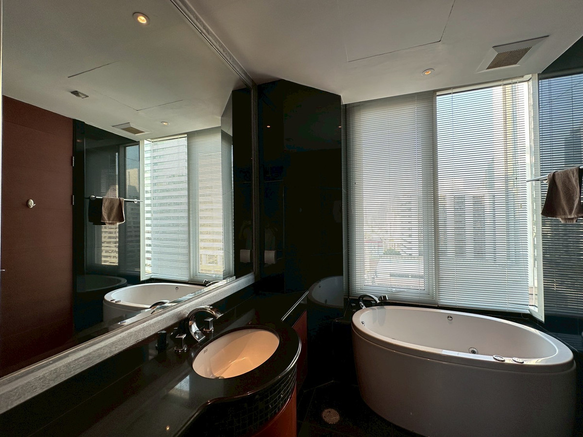 For RentCondoSathorn, Narathiwat : For Rent - Condo, Sathorn city view from the corner room. Large room in the heart of Sathorn, 120 sq m., walk to BTS St. Louis | The Infinity Sathorn