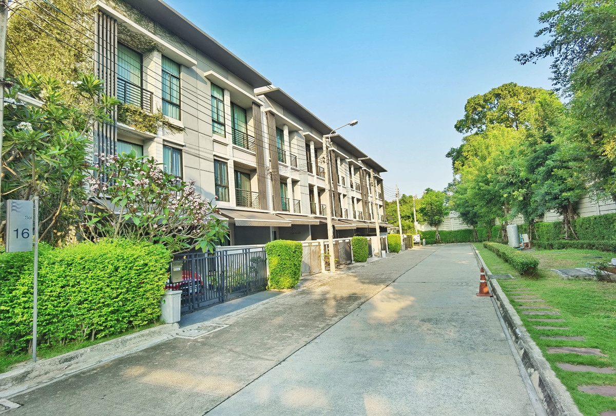 For SaleTownhomeRattanathibet, Sanambinna : [Selling at a loss! Decorated in the millions] Baan Klang Muang Rattanathibet, back side, 33 sq m, near MRT Nonthaburi Intersection 1, only 500 meters.