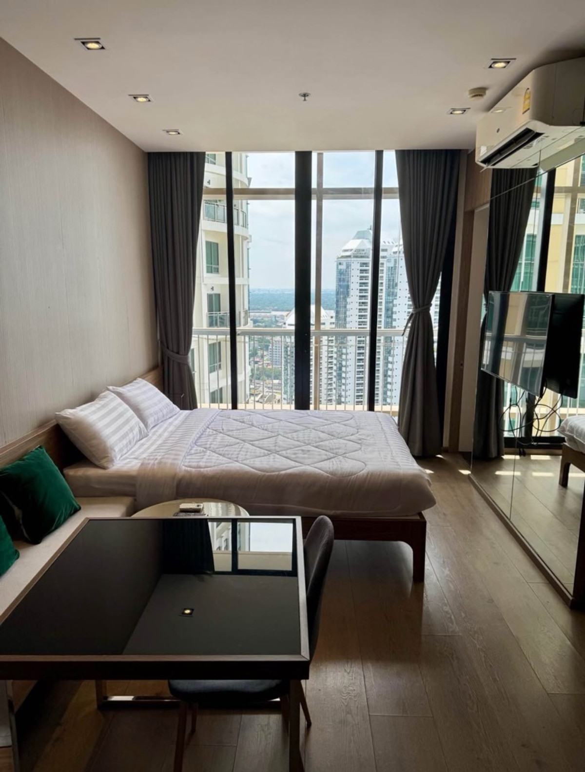 ให้เช่าคอนโดสุขุมวิท อโศก ทองหล่อ : 600m to BTS Phrom phong| River view| 29 sqm| Rare unite 