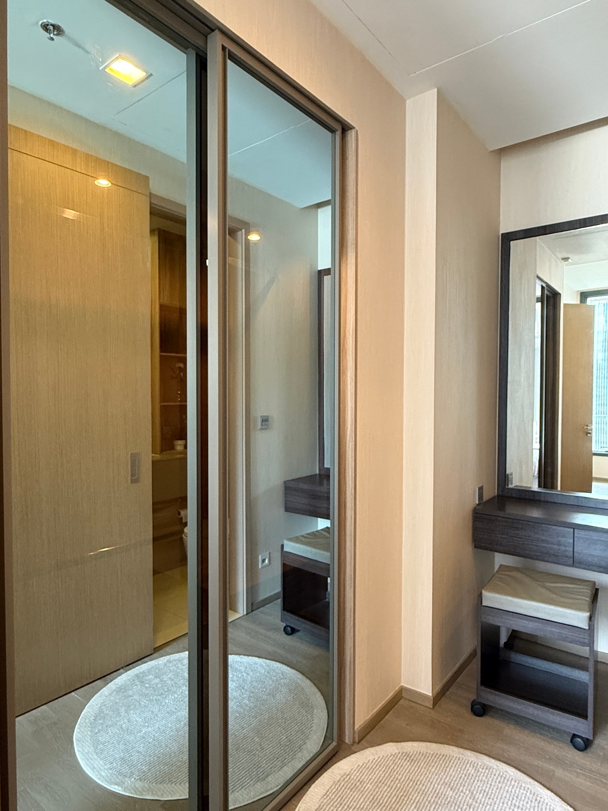 ให้เช่าคอนโดสุขุมวิท อโศก ทองหล่อ : คอนโด 1 ห้องนอนบรรยากาศอบอุ่น ชั้นสูง วิวเมือง ทำเลกรุงเทพฯ ใจกลางเมือง