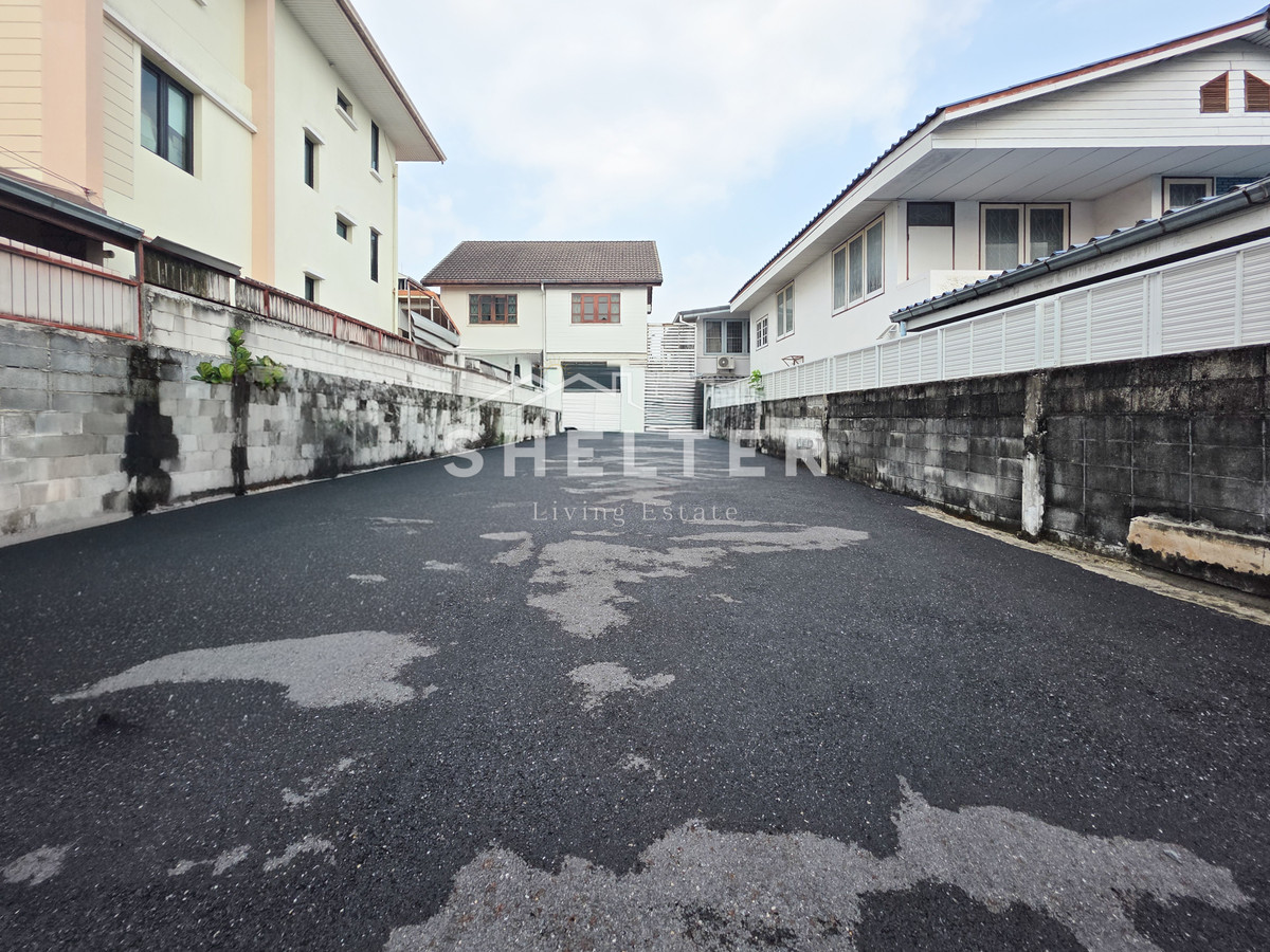 For SaleLandRamkhamhaeng, Hua Mak : Empty land, already filled in, 46 sq m., near the community area, surrounding the international factory.  Ready to connect to the expressway within 10 minutes.