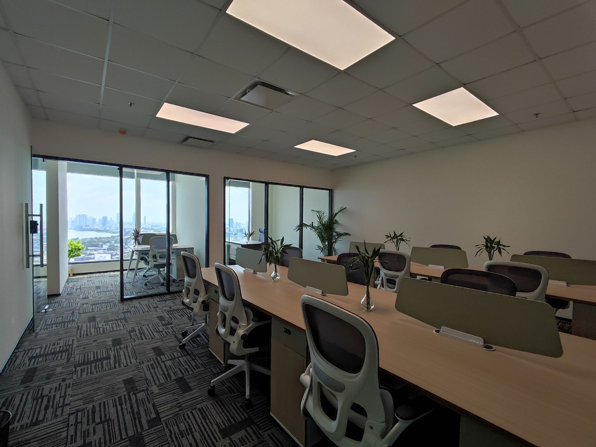 For RentOfficeKhlongtoei, Kluaynamthai : OK Space Punn, fully furnished office in Rama 4 area, near MRT Khlong Toei, view of Bang Krachao water curve, 28th floor, area 42 sq m., rent 50,400 baht*/sq m./month.