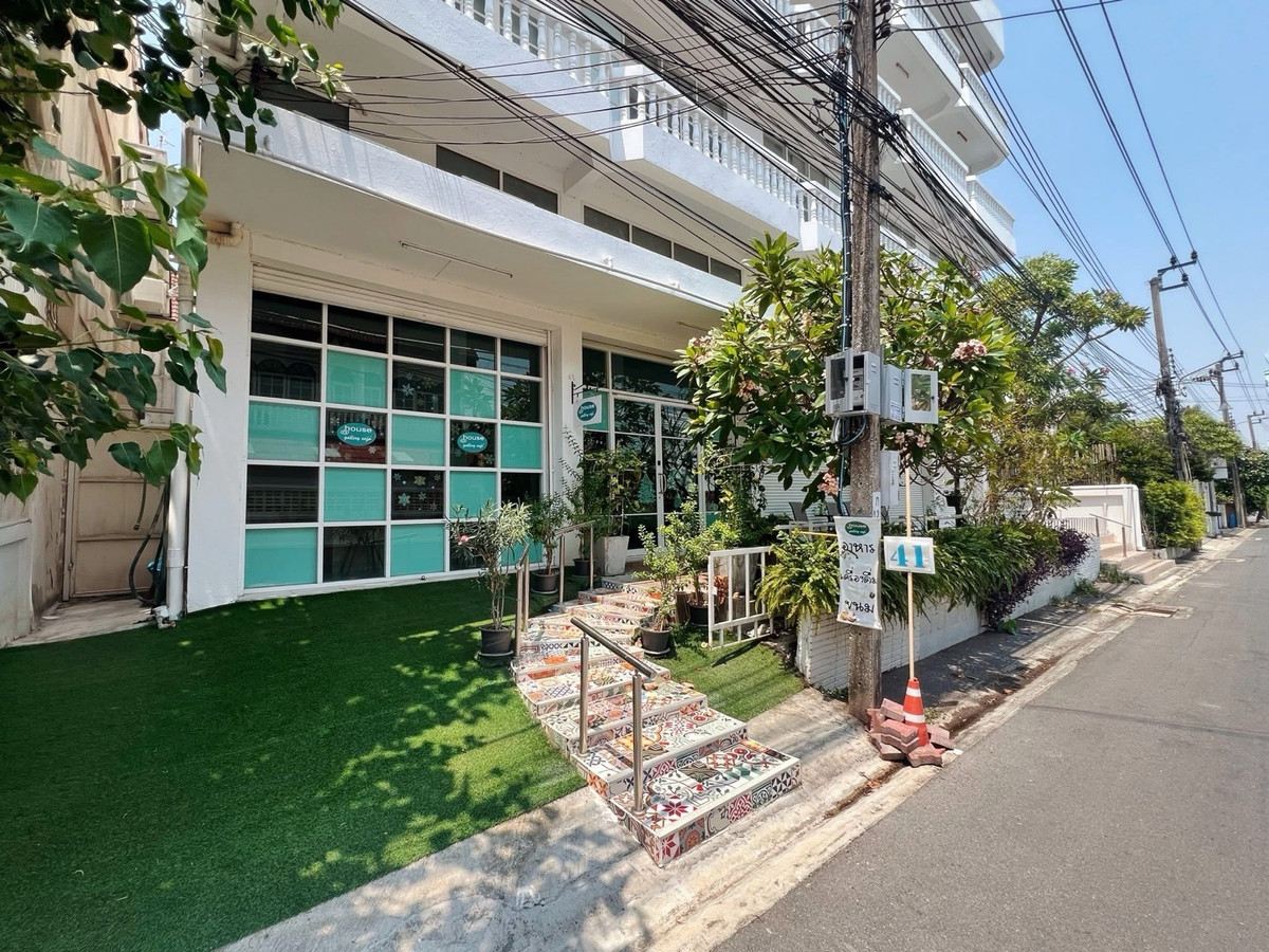For RentShop HouseOnnut, Udomsuk : [For rent] - [Commercial building, 4 floors, 5 units, empty building with air conditioning on some floors] Area over 1,000 sq m with large parking, suitable for an office, school, nursery or warehouse, near True Digital Park and BTS Punnawithi LC0099 
 
