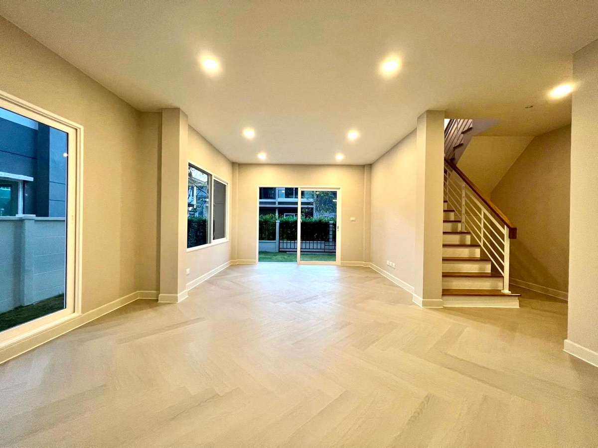 For SaleHousePathum Thani,Rangsit, Thammasat : Centro Phahol - Vibhavadi 2 / 4 Bedrooms (FOR SALE) BNS062