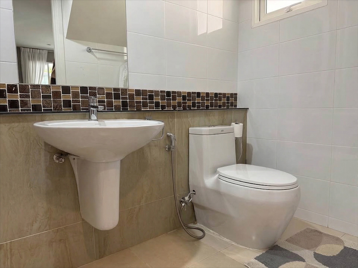 For SaleHousePattanakan, Srinakarin : 🏡 Only 6 Million Baht!! Detached House for Sale Golden Village On Nut 65