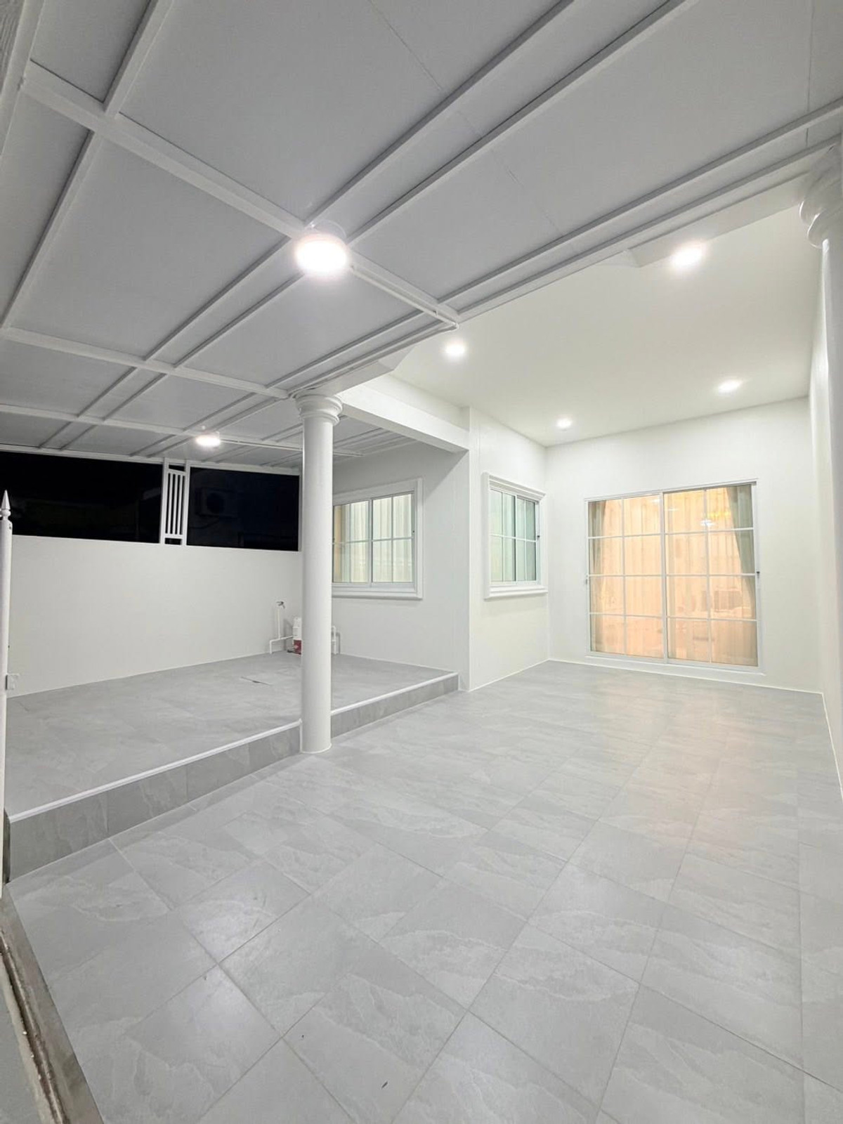 For SaleTownhomePattaya, Bangsaen, Chonburi : Chokchai Village 4 / 2 Bedrooms (FOR SALE) BEWN143