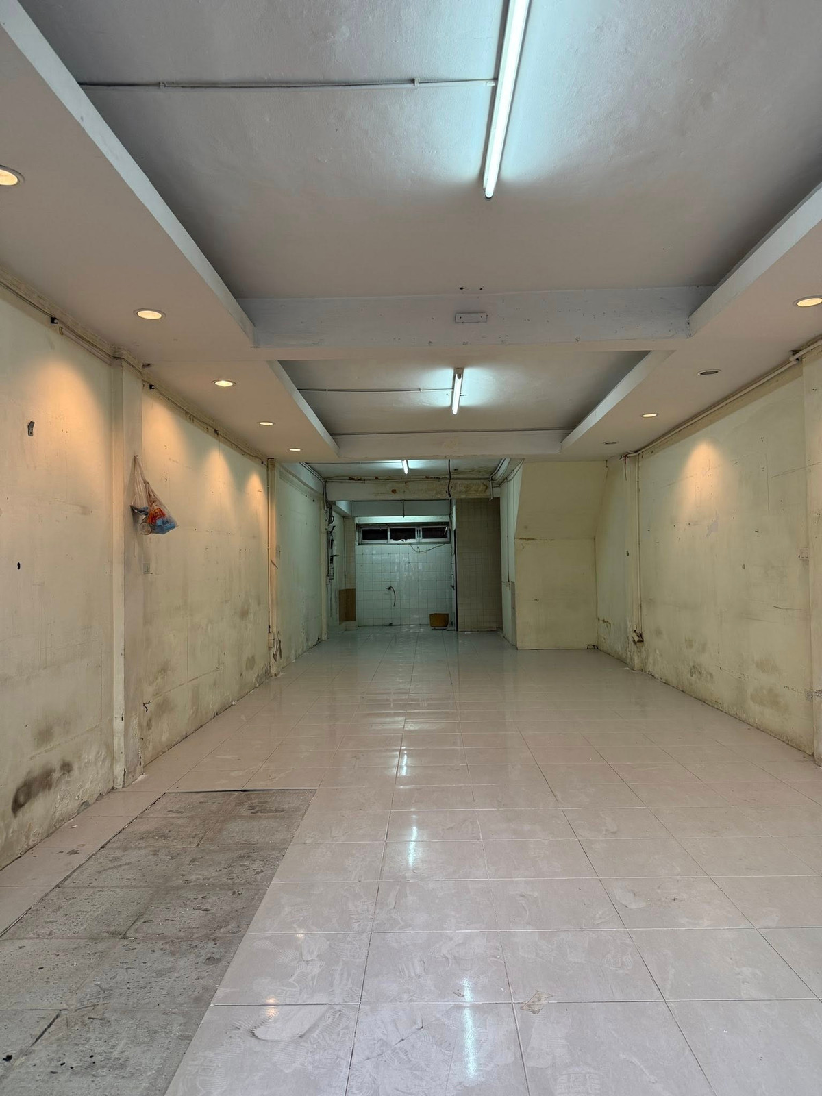 For RentShop HouseSukhumvit, Asoke, Thonglor : The commercial building is in Sukhumvit, a business location in the heart of the city, connecting both Sukhumvit and Rama 4 with heavy traffic. Suitable for doing business | 4.5 Floors Shophouse for Rent | Near BTS Phrom Phong