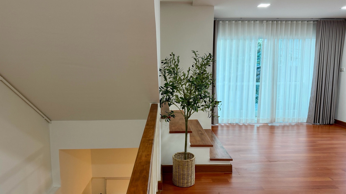 ให้เช่าอ่อนนุช อุดมสุข : บ้าน 3 ชั้น พร้อมเฟอร์นิเจอร์ ตกแต่งสวยงาม ให้เช่า ย่านอ่อนนุช-ศรีนครินทร์ ใกล้ปิงมาร์เช่ปาร์ค เพียง 800 เมตร