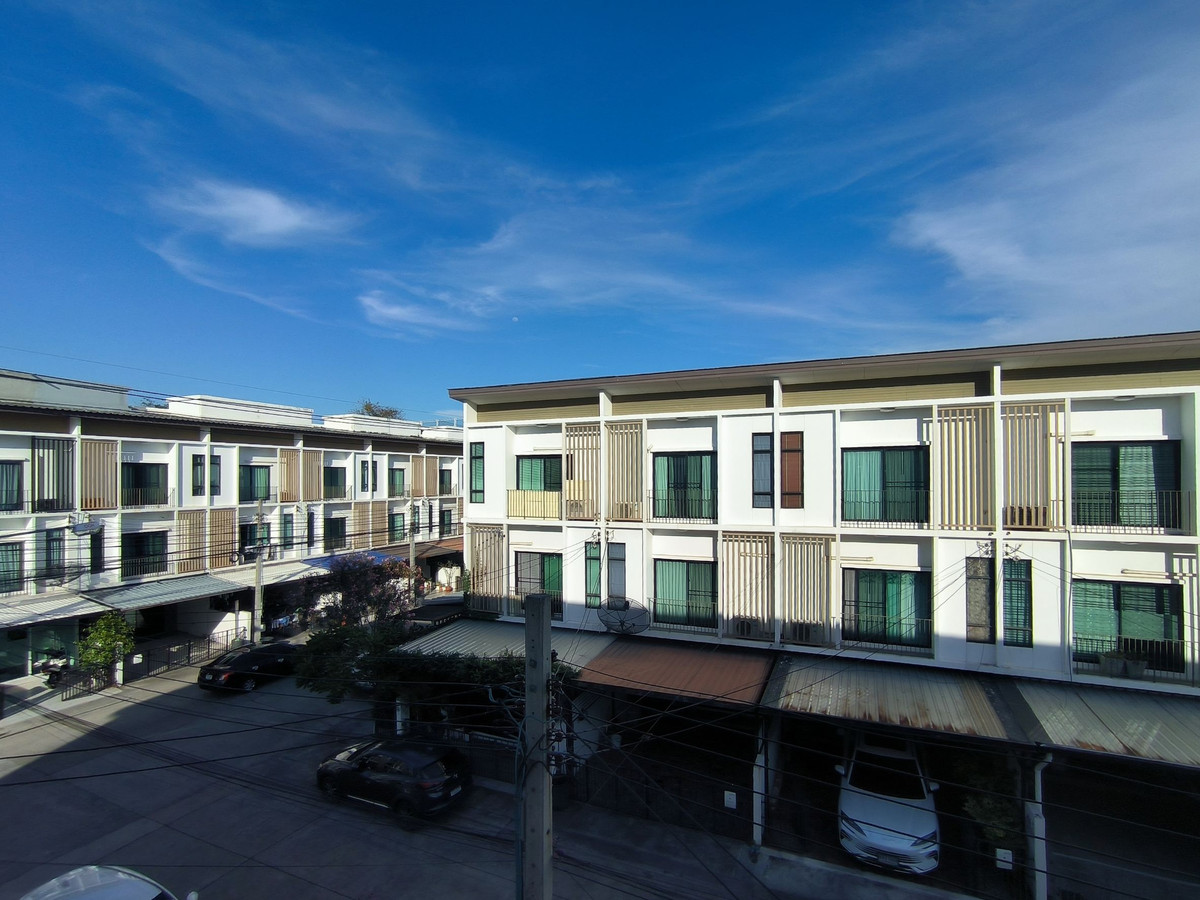 For SaleTownhomePattanakan, Srinakarin : 3-Storey Townhome for Sale – Patio Srinakarin-Rama9 Newly renovated and ready to move in, only 4.25 Million