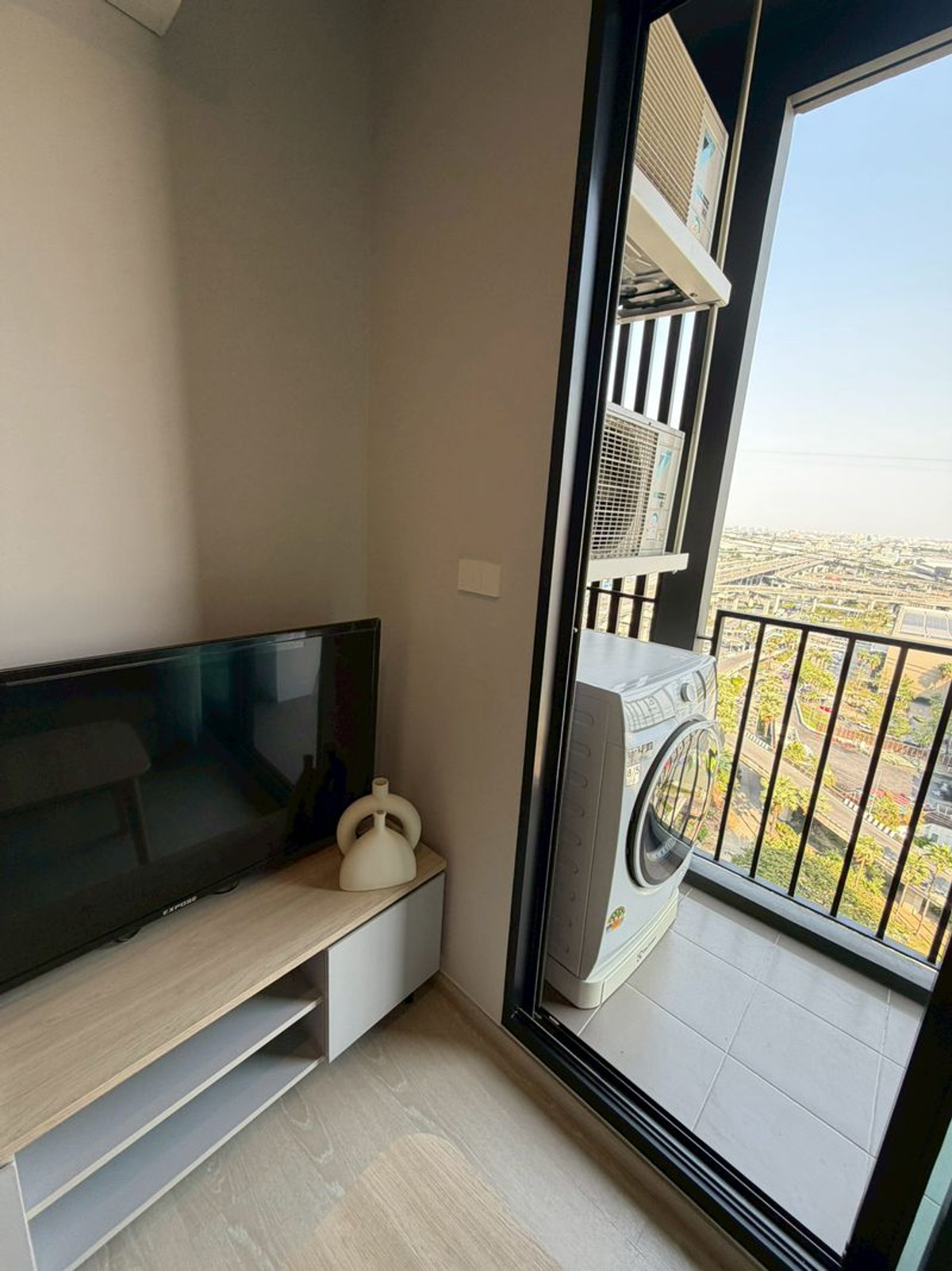 For RentCondoBangna, Bearing, Lasalle : Condo for rent NUE Mega Plus Bangna, good price, 1 bedroom, 28 sq m, ready to move in, good location in Bangna area, walk 20 steps to Mega Bangna mall. #New Mega Plus Bangna #New room #Fully furnished