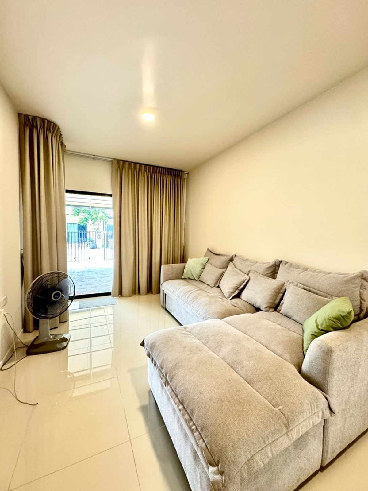 ทาวน์โฮมบางนา แบริ่ง ลาซาล : 🏡 เช่า / ขาย ทาวน์โฮม Altitude Kraf บางนา กม.5 ✨ Pet Friendly — เลี้ยงสัตว์ได้
3ล้านบาท • 2 ห้องนอน | 2 ห้องน้ำ
