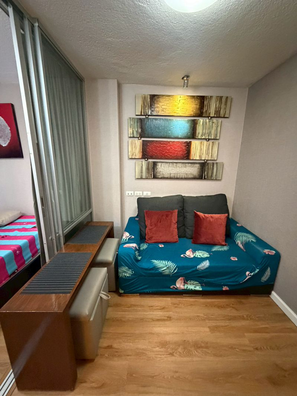 For RentCondoLadkrabang, Suwannaphum Airport : #Room for rent in very good condition 7000 baht #24 sq m Condo LPN Lumpini On Nut-Lat Krabang 1 near Airport Link and Suvarnabhumi Airport. Located on On Nut-Lat Krabang Road, next to the main road, opposite Wat Lan Bun Market. #Complete electrical applia