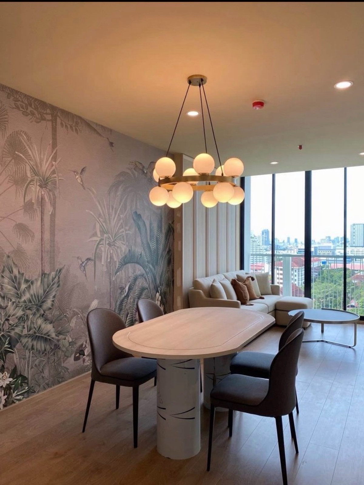 คอนโดสุขุมวิท อโศก ทองหล่อ : ขายหรือให้เช่าคอนโด Noble Recole สุขุมวิท 19 ใกล้ BTS อโศก และ MRT สุขุมวิท ห้อง 2 ห้องนอน ทำเลศูนย์กลางเมือง