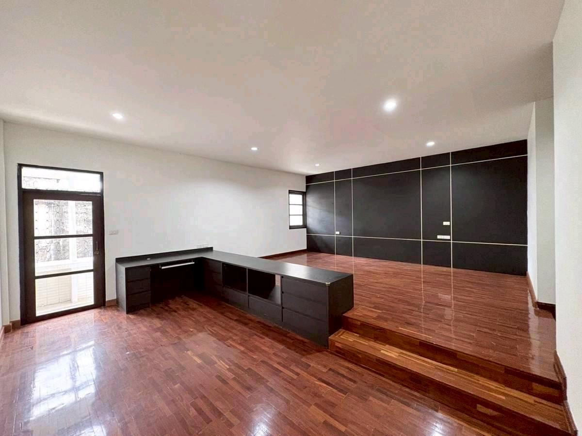 ให้เช่าโฮมออฟฟิศสยาม จุฬา สามย่าน : ให้เช่า/ขาย อาคารพาณิชย์บรรทัดทอง พระราม4 เยาวราช🎏🎋🎋出租/出售：位于耀华力路拉玛四路班塔通路的商业楼宇。