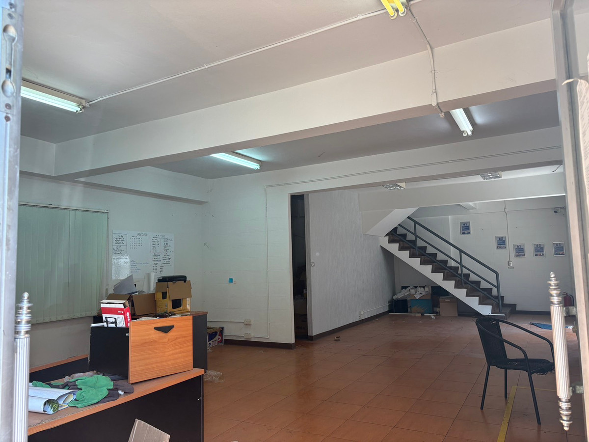 For RentOfficeSamut Prakan,Samrong : Commercial building for rent, Racha Thewa, Bang Phli, area 135 sq m., easy access to the industrial estate.