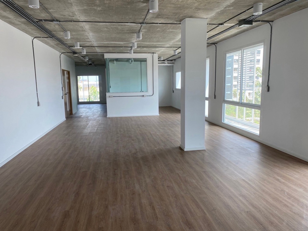 For RentOfficeChaengwatana, Muangthong : 5-Storey Office Building with Lift on Ngamwongwan Road near Expressway, Ideal for Headquarters (HQ)