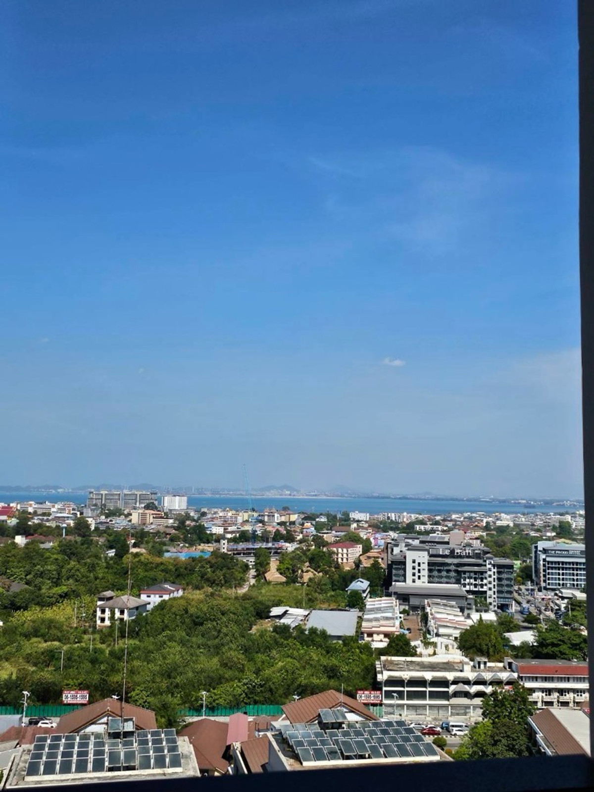 For RentCondoPattaya, Bangsaen, Chonburi : Condo for rent in the heart of Pattaya, corner room with sea view.