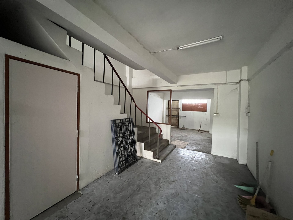 For RentShop HouseMin Buri, Romklao : Prime Commercial Building for Rent – Suwinthawong Main Road (Corner of Soi Sam Wa)