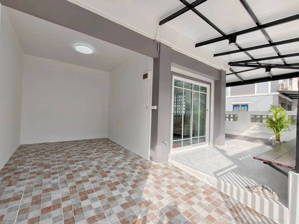 ขายทาวน์โฮมนนทบุรี บางใหญ่ บางบัวทอง : ขายทาวน์เฮ้าส์พฤกษา 33 วัดลาดปลาดุก หลังมุม 22 ตร.ว. แต่งใหม่พร้อมเฟอร์ฯ ฟรีโอน